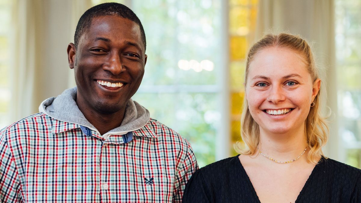 enlarge the image: Colour photo of two people: Nina Münder andDr. Abubakar Bello