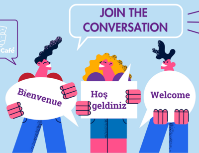 Eine bunte Vektorgrafik. Drei Personen halten je eine Sprechblase, in denen „Willkommen“ in verschiedenen Sprachen steht. Über ihnen befindet sich eine Sprechblase, in der „Join the conversation“ steht. Daneben eine Sprechblase mit dem Logo des Arqus Cafés.