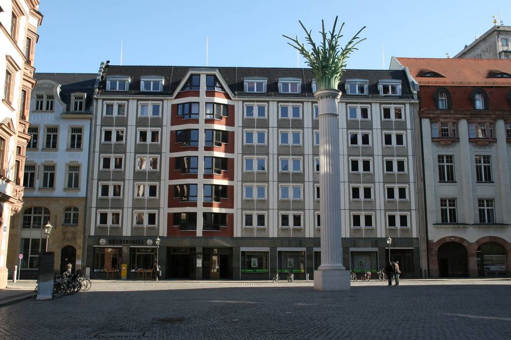 zur Vergrößerungsansicht des Bildes: Blick auf das Gästehaus der Universität (Ritterstr. 12) sowie die Nicolaisäule