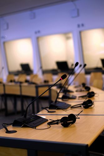Mikrofon und Kopfhörer auf einem Tisch in der neuen Dolmetschtrainingsanlage.
