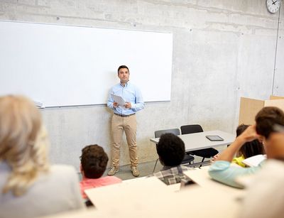 Dozent vor einer Gruppe Studierender