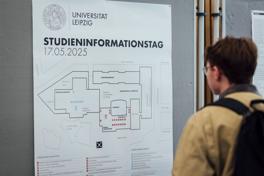 enlarge the image: Foto: Ein Besucher schaut auf den Lageplan, um sich auf dem Gelände zu orientieren.