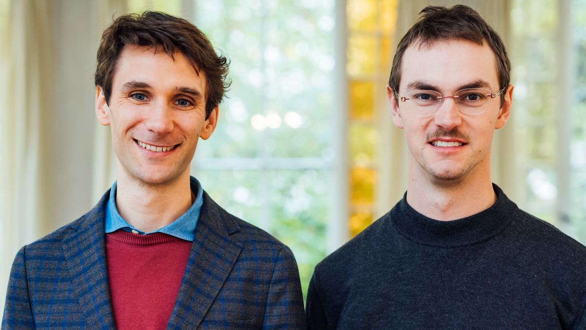 enlarge the image: Colour photo of two people: Leon Tiemeier and Dr. Joris Spigt
